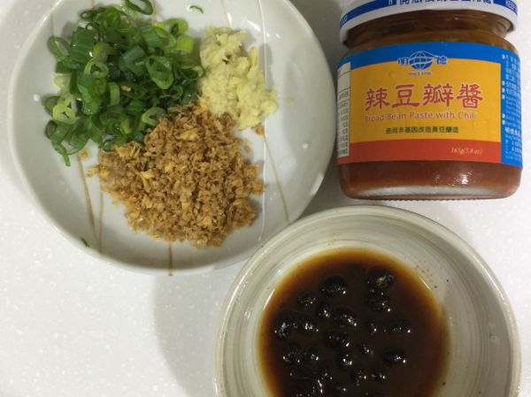 所需調味和辛香料如上圖，豆鼓用兩瓶蓋米酒浸泡。