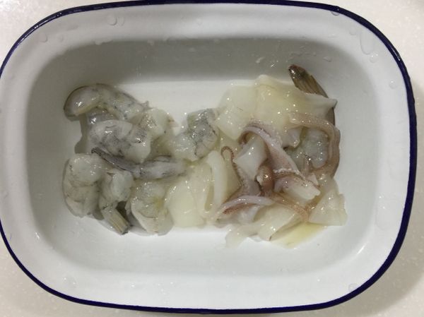 透抽切成段狀，蝦子一條對半切，抓一點米酒和鹽備用。