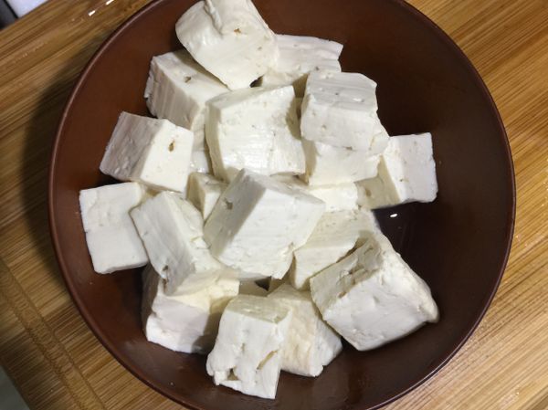 板豆腐切成塊狀，放入加鹽的水中川燙。