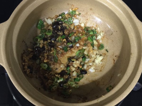 起油鍋加入蔥、薑、蒜酥、豆瓣醬和豆鼓一起爆香。