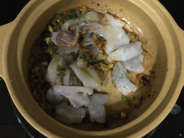 加入海鮮和一杯水煮熟，試鹹淡加入少量醬油調味，最後加入少許芡汁勾芡