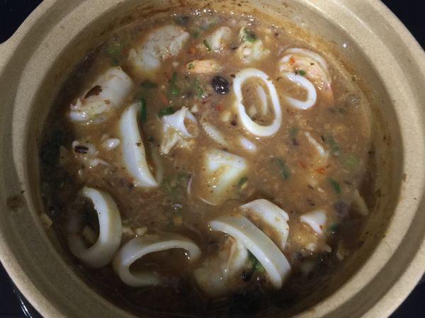 煮滾後放入豆腐使其入味，最後放上九層塔就完成囉！