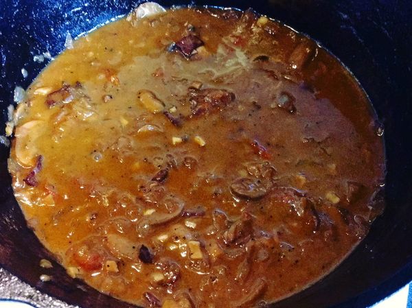 將雞腿盛至盤中
鍋中的醬汁再滾一會兒，收一下
可以看到湯汁已濃縮剩約1/3