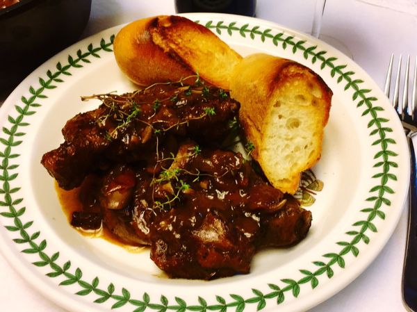 淋上閃亮亮的醬汁，搭配法國長棍