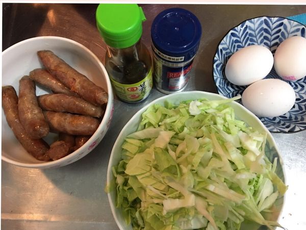 煎香腸。切高麗菜絲。準備食材