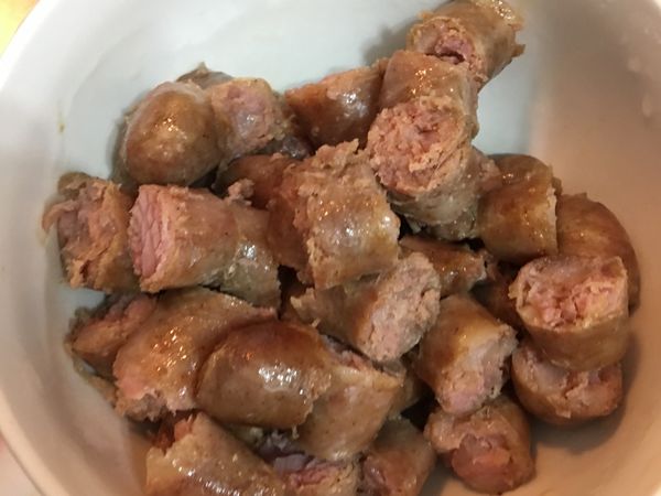 將香腸剪小段