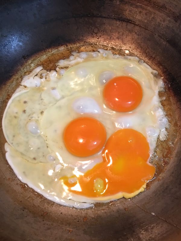 用煎香腸的油。熱鍋。煎蛋