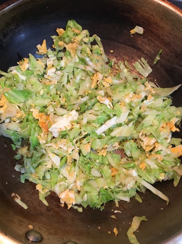 加入高麗菜。炒一炒。炒到高麗菜熟