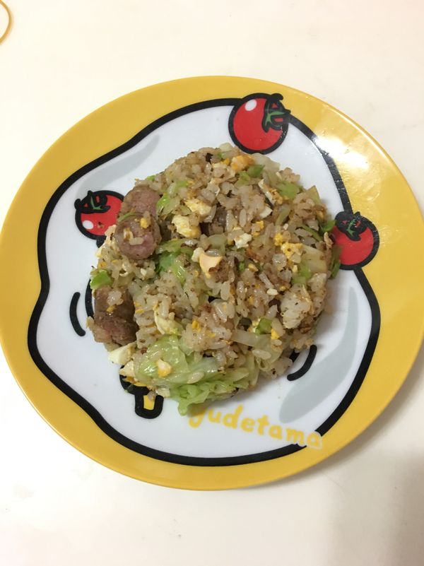 加入飯。鹽。醬油。因為煎香腸的油本身會有點鹹味。要適量加調味料