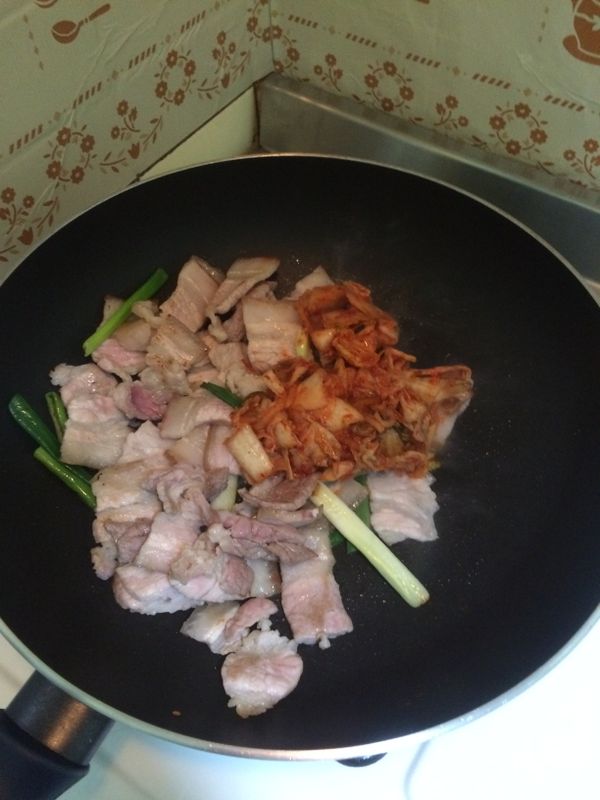 放進去鍋子裡，一起炒，這道料理都不用調味料，真的超級簡單又下飯。