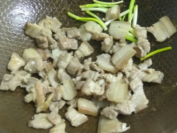 油脂出來後，加入蔥白爆香