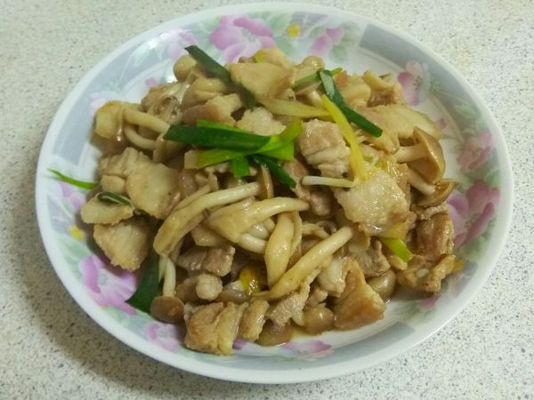 最後加入胡椒鹽和蔥綠，均勻拌炒至蔥綠變軟即可上桌