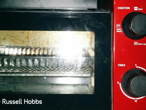 這次是用烤吐司用的陽春型烤箱，把舖設好肉片的烤盤放入，調設最小的熱源【warm Up】差不多2分鐘，觀察如果有冒出油啵啵響，翻面再烤1分鐘左右