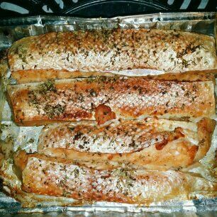 也可以烤鮭魚肚，抓點鹽巴，擠點新鮮檸檬汁，再加入迷迭香料就OK了