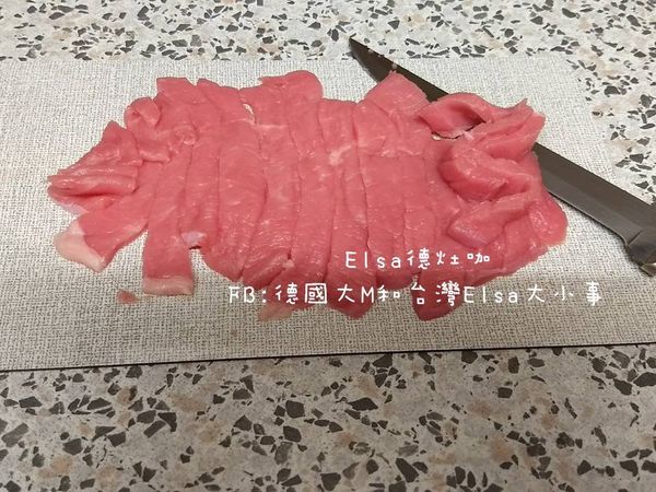 豬肉切絲，德國這邊的豬肉很多要自己切絲，我們今天用的肉比較高級，叫做Kalbsschnitzel。