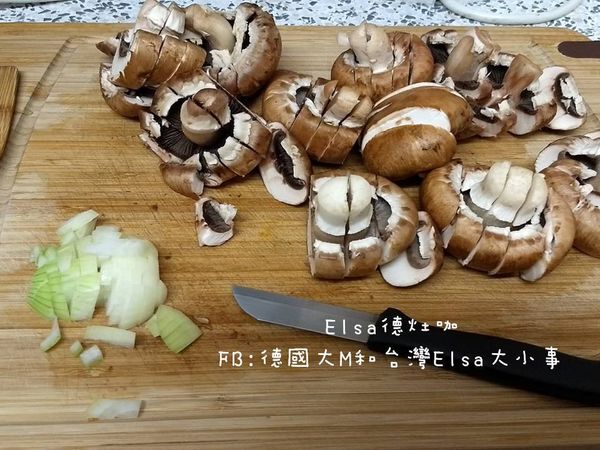 香菇切片，洋蔥切末，喜歡吃辣的可以切辣椒