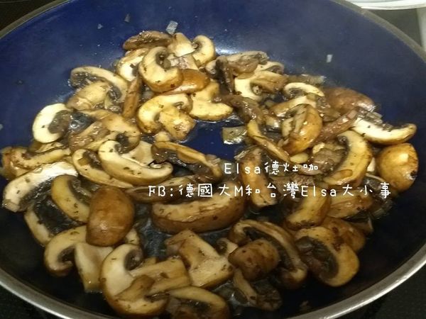 肉絲先翻炒到上色，拿出來備用。
香菇跟洋蔥炒香，出水後就可以加奶油，最後再加上鮮奶油跟炒好的肉絲，最後再做調味即可。