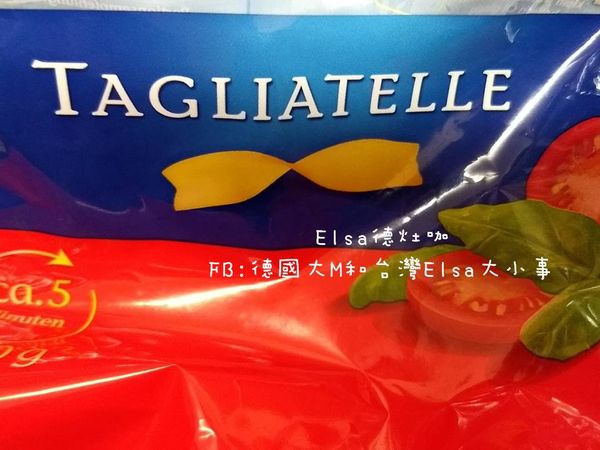 這次使用的麵是寬短版的麵，喜歡吃別的也可以用別的替換。
5分鐘就可以起鍋。