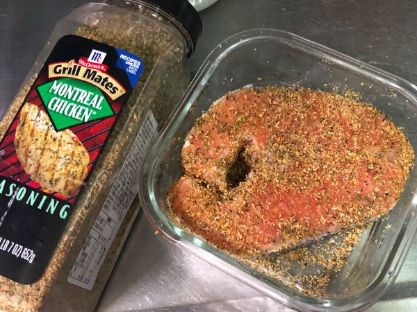 1.鮭魚放入深盤或保鮮盒，倒入橄欖油雙面抹勻
2.加入蒙特羅香料，讓兩面均勻包覆，可先放冷藏冰個1小時以上