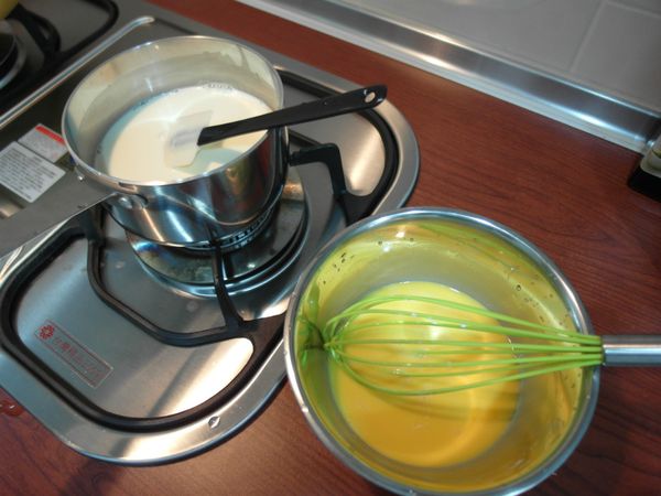 1.將鮮奶、鮮奶油、糖照比例放進小湯鍋、小火攪拌到糖溶化。不需煮滾，確認糖溶化後放涼。
2.全蛋、蛋黃於另一調理缽中充分攪拌。並放入冷卻的1中。