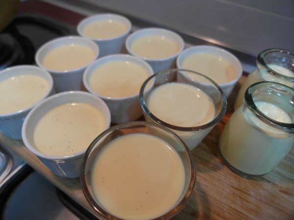 攪拌均勻的鮮奶蛋液反覆過篩兩三次，小心倒入盛裝的容器中，避免太快倒入會有氣泡，蒸出來就不好看了，之後覆上保鮮膜。