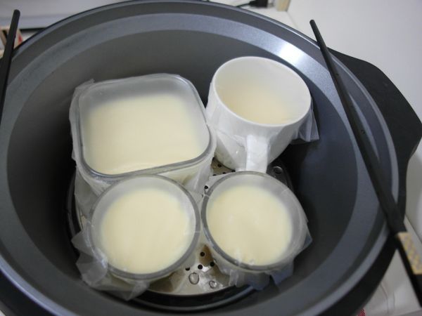 大同電鍋外鍋倒入1.5杯水，放入蒸盤後，置入布蕾。用筷子架在鍋和鍋蓋間，不要緊蓋鍋蓋。電鍋跳起，放涼即可食用。