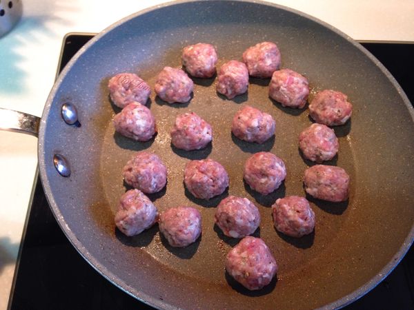 搓好的肉丸可以當天直接拿出來用，或是冰冷凍保存