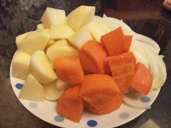 先將馬鈴薯,胡蘿蔔削皮切丁，洋蔥切絲。