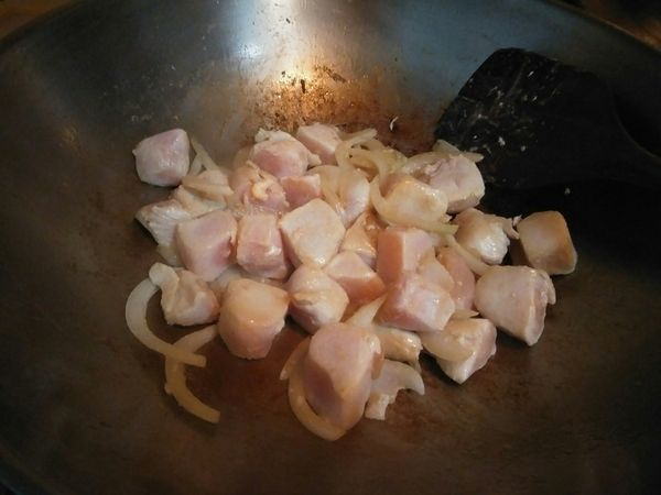 洋蔥炒到金黃的時候，加入雞肉一起炒。