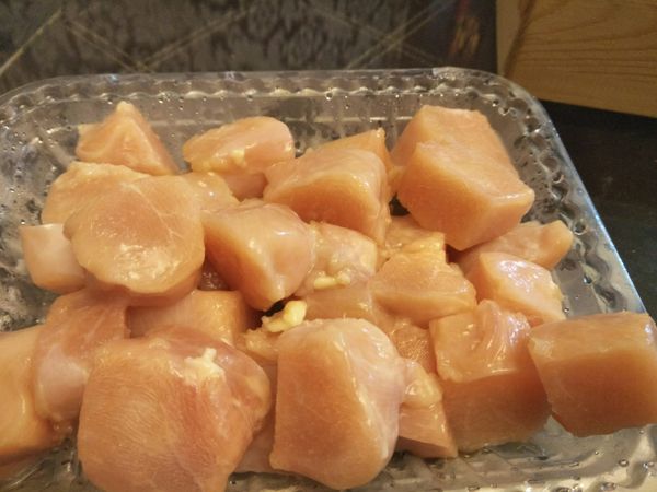 將雞胸肉切丁，用少許的太白粉與鹽抓醃。