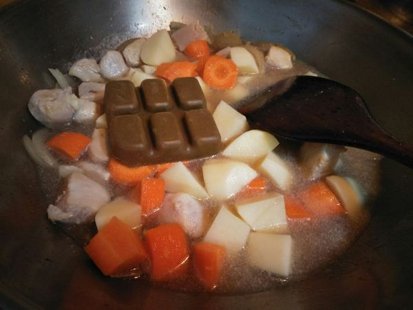 倒入600cc 的水與馬鈴薯,胡蘿蔔，最後再加入6塊咖喱塊，用中火煮20分鐘就可以了。