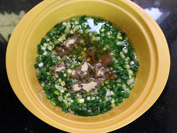 倒入白胡椒粉、芝麻油拌勻