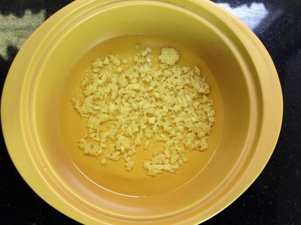 取一小鍋, 倒入油、薑末, 小火煸出水份