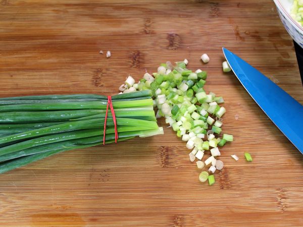 青蔥切末 (可綁橡皮筋固定青蔥, 方便切, 每切一段後,再將橡皮筋往後挪, 直到切完)