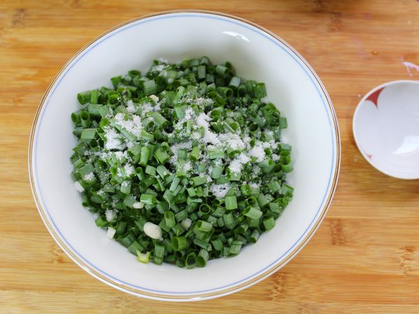 取一深碗, 放入蔥末、鹽拌勻 (加鹽後, 蔥末更入味, 且釋出水份, 體積變小更容易與油拌勻)