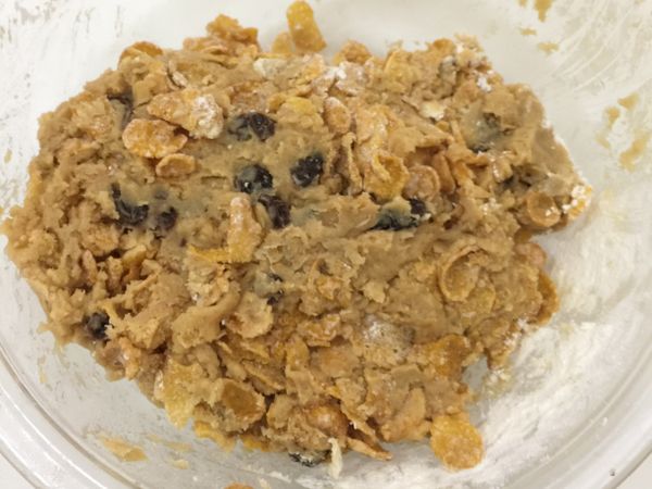 分兩次拌入蛋液到均勻，再依序放入麵粉、葡萄乾（瀝乾）、玉米片拌勻，玉米片不好攪拌，大致混合就可以