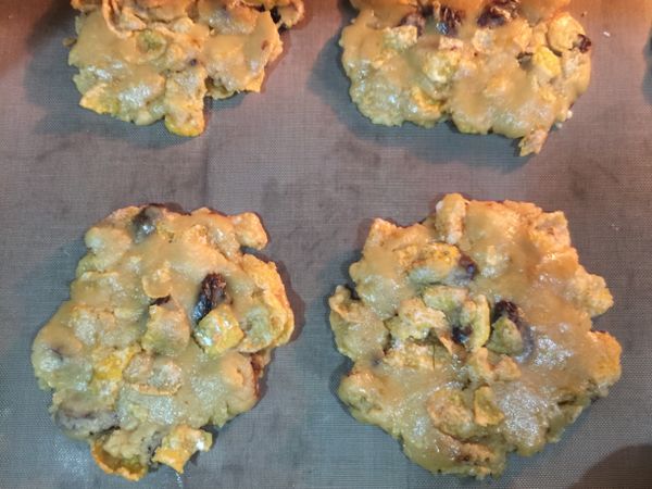 把麵糊用手捏成小圓球後壓扁，放入烤箱180度烤12-15分鐘即可