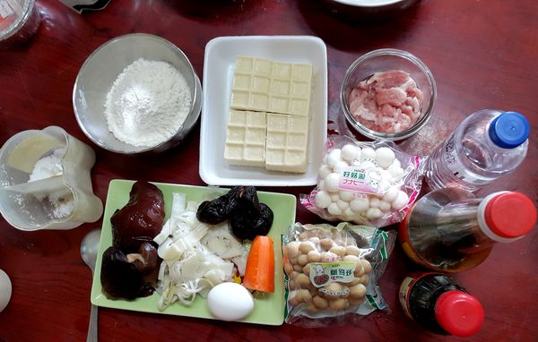 準備以下食材，香菇泡軟切條備用，將紅蘿蔔、筍子、菇類、豆腐等洗乾淨，切成條狀備用。