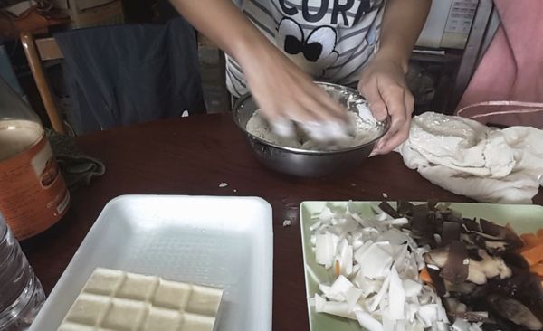 麵疙瘩:將豆腐壓碎瀝乾，加入中筋麵粉、鹽、水，拌至不黏手止。