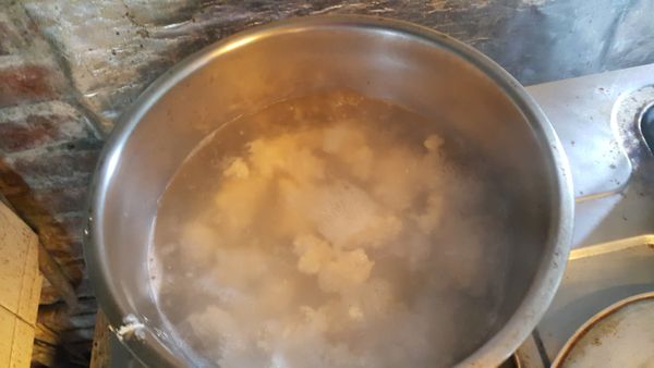 準備一鍋滾水，將步驟1的麵糰，撕成一小塊（好入口），放入滾水中，浮起來等１分鐘後撈起。