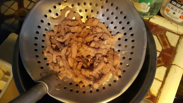 豬肉絲:加入1匙醬油及少許太白粉，按摩豬肉備用，放入步驟３，已撈起麵疙瘩的滾水中，煮至豬肉表面呈現白色後撈起。