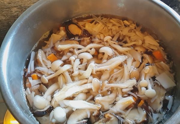 煮一鍋乾淨的滾水放入步驟１的食材，等紅蘿蔔熟後放入步驟４的豬肉、再加入步驟３的麵疙瘩