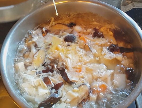 等到所有食材都再次滾，加入鹽、烏醋、將蛋液淋上。滾一下就完成囉！