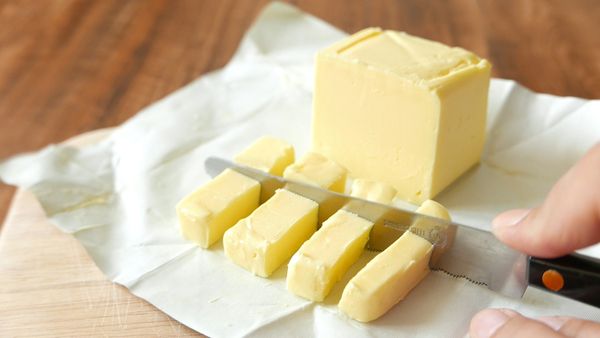 把奶油切成小方塊，置於冰箱(4℃)中備用。