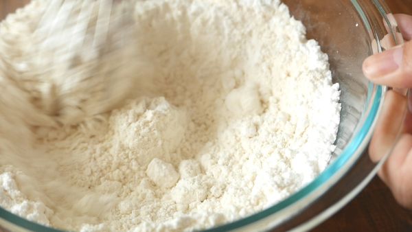 原味：把低筋麵粉和糖粉以手動打蛋器拌勻打散粉粒。／／朱古力味：把低筋麵粉、糖粉和無糖可可粉以手動打蛋器拌勻打散粉粒。