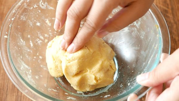 加入蛋黃混合物後混合成麵團。