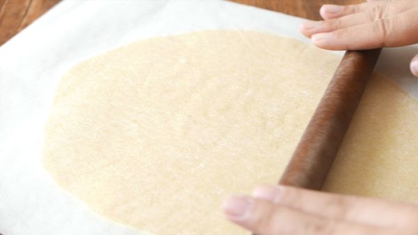 在桌上鋪上一張烘焙紙，在上面放上麵團，再在麵團上蓋上另一張烘焙紙後，把麵團桿至5毫米厚，置於冰箱(4℃)冷藏至少30分鐘。