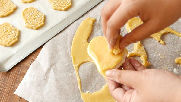 如曲奇黏在曲奇模上，可以取一小塊麵團來幫忙拉出曲奇。