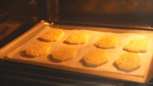 放入己預熱至170℃的烤箱，中低層烤13分鐘。