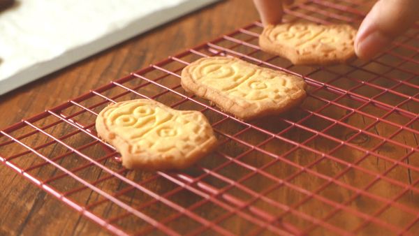 從烤箱中取出整盤曲奇，待涼5分鐘後再放到網架上完全放涼即成。